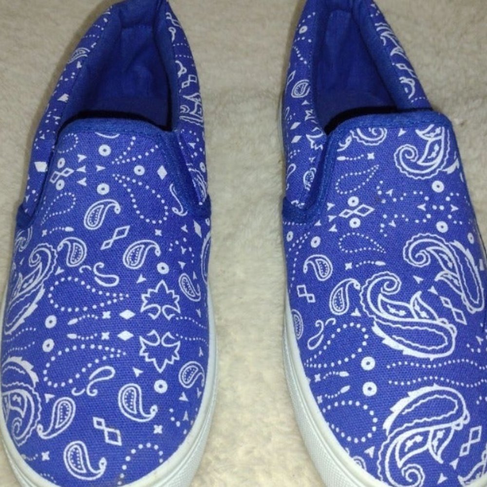 Love83 Nice Canvas shoes in size 8